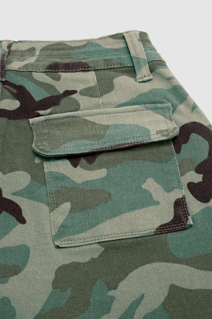 Camo Print Roll Hem Flap Pocket Mid Rise Shorts gallery 9