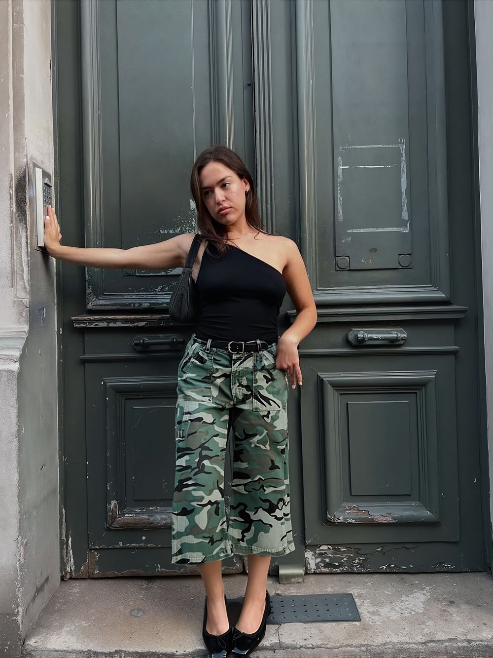 @flamingo&rsquo;s show of Pantalones Recortados Con Cintura Media Y Pierna Recta Con Estampado De Camuflaje Sin Cintur&oacute;n