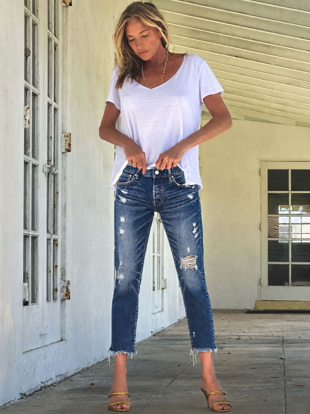 @flamingo’s show of Wash Ripped Raw Hem Straight Leg Mid Rise Crop Jeans